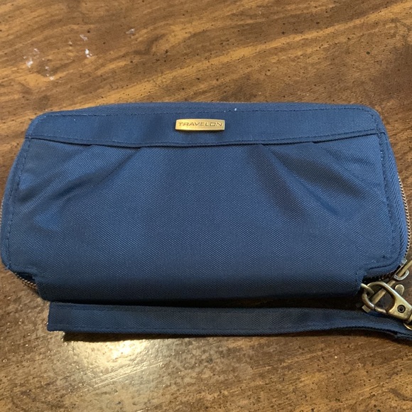 Travelon RFID Theft blocking Wallet - Picture 3 of 6